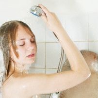 Combinatie bad en douche in een