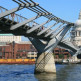 Zijaanzicht van de Millennium Bridge