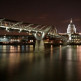 Nachtbeeld van de Millennium Bridge