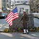 Amerikaanse vlag bij Checkpoint Charlie