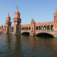 Zijaanzicht van de Oberbaumbrücke