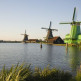 Windmolens bij het water